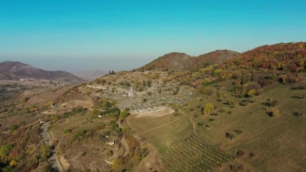 Zbliżenie drona z powietrza w kadrze cmentarza Noyemberyan — Wideo stockowe