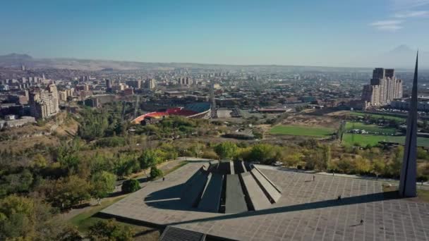 Lucht drone zoom uit opname van Tsitsernakaberd museum en stad panorama — Stockvideo