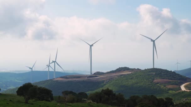 Centrais eólicas em montanhas e colinas — Vídeo de Stock