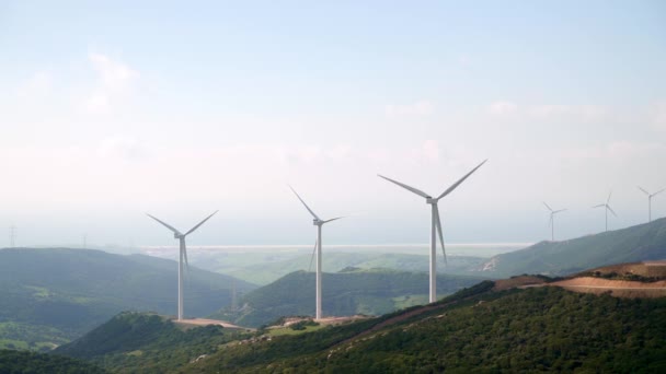 Elektrownie wiatrowe w górach i na wzgórzach — Wideo stockowe