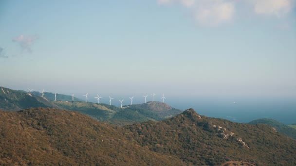 Elektrownie wiatrowe w górach i na wzgórzach — Wideo stockowe