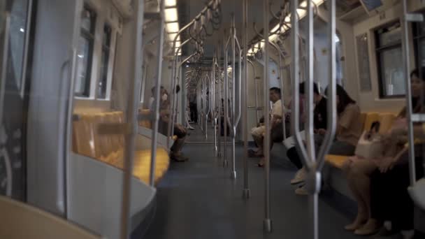 БАНГКОК, Таиланд - ЯНВАРЬ 2020: Портативный снимок в поезде метро BTS Бангкок. Бангкок, Таиланд, январь 2020 года. Эпоха нового азиатского вируса, который широко угрожал миру . — стоковое видео
