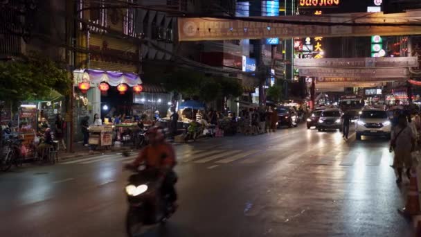 BANGKOK, THAILAND - JANUARY 2020: Handheld night shot of China Town in Bangkok, January 2020. The era of a new asian virus which threatened world widely. — 비디오
