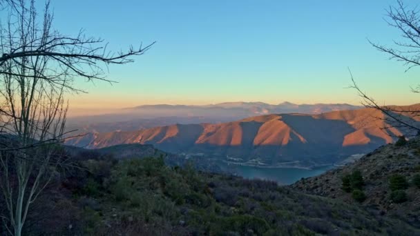 Pan πυροβόλησε πανοραμική θέα της Σιέρα, οροσειρά στην Ανδαλουσία — Αρχείο Βίντεο