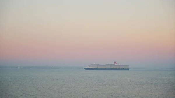 Gimbal shot van een cruiseschip op de achtergrond van zonsondergang en horizon — Stockfoto