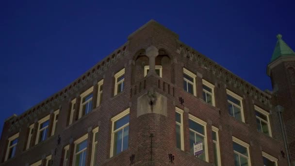 Gimbal shot van de bovenkant van het huis met lichten aan en uit — Stockvideo