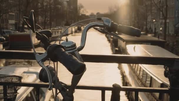 Handheld close-up opname van het stuur van de fiets geparkeerd op de brug — Stockvideo