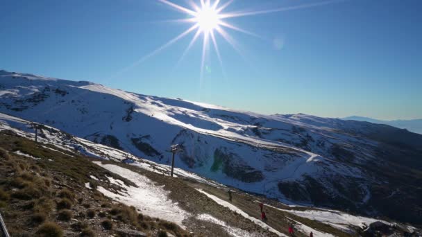 Sierra Nevada 'daki kayak merkezinin parlak güneş ve açık gökyüzü altındaki Gimbal çekimi — Stok video