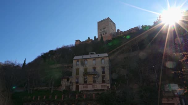 Gimbal ujęcie domu Alhambra zamek na wzgórzu Sabikah — Wideo stockowe