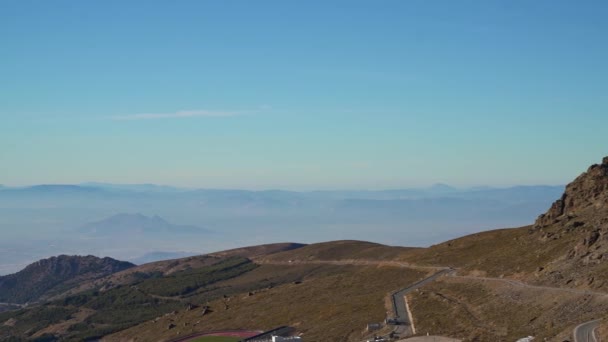 Tiro de panela de montanha em Sierra abaixo do céu azul brilhante — Vídeo de Stock