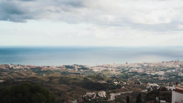 Aufnahme des malerischen Meerblicks des Bergdorfes Mijas — Stockvideo