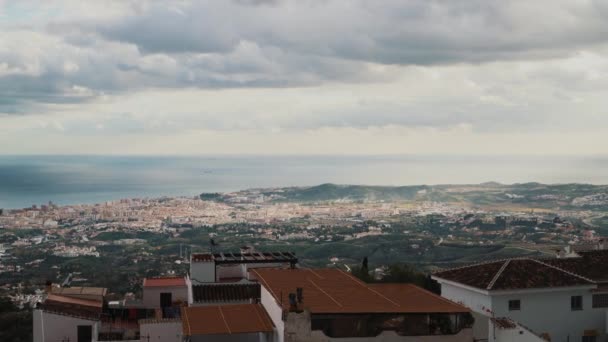 Pan záběr na malebný výhled na moře v horské vesnici Mijas — Stock video