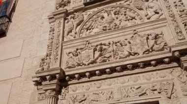 Granada Arkeoloji Müzesi cephesinin solundan sağa ateş etti.