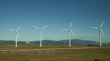 İspanya 'daki dağların arka planında yel değirmenlerinin çekimleri