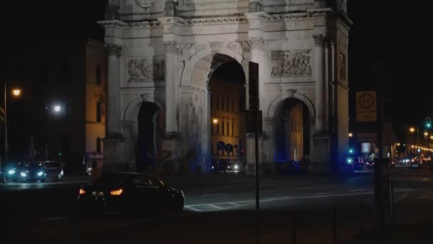 MUNICH, ALEMANHA - NOVEMBRO 10, 2018: Incline-se do Arco Triunfal da Vitória do Exército da Baviera à noite, Munique, Alemanha. Tráfego noturno em Munique perto Victory Arch . — Vídeo de Stock