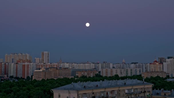 都市の背景に移動する月の経過、モスクワ — ストック動画