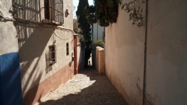 Handheld shot of going down between houses in Ronda city — Stock Video