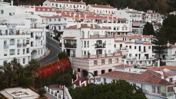 Pan shot των σπιτιών του γραφικού χωριού Mijas βουνό — Αρχείο Βίντεο