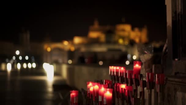 Ljus under staty av Ärkeängeln av St Gabriel på den romerska bron. — Stockvideo