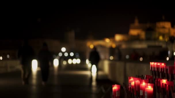 Свечи под статуей архангела Святого Гавриила на римском мосту . — стоковое видео