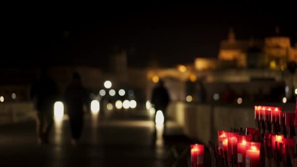 Velas bajo la estatua del Arcángel de San Gabriel en el puente romano . — Vídeos de Stock