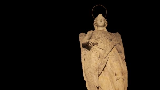 Panorámica de la estatua de San Rafael por la noche en el Puente Romano de Córdoba — Vídeos de Stock