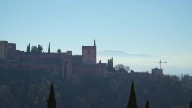 Granada şehrinde akşam saatlerinde kalelerin Gimbal 'dan çekimleri
