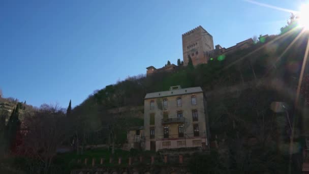 サビカの丘の上にあるアルハンブラ城のジンバルパンショット — ストック動画