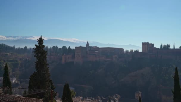 Gimbal pan shot van kastelen in Granada stad in de avond tijd — Stockvideo