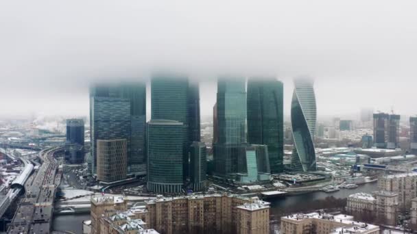 Zdjęcie drona z Moskwy drapacze chmur w pochmurny zimowy dzień — Wideo stockowe