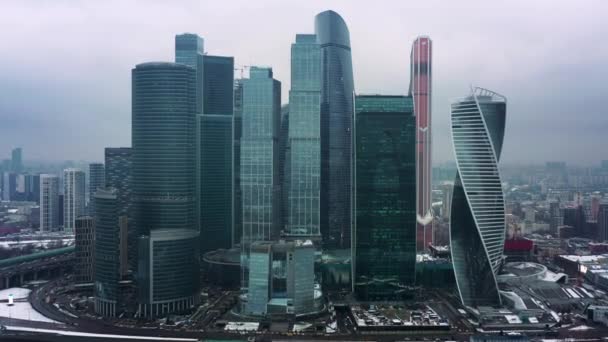 Luchtfoto van wolkenkrabbers in Moskou op bewolkte winterdag — Stockvideo