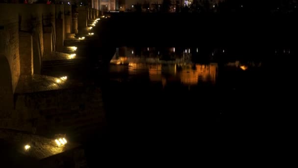 Ισπανική πόλη Κόρδοβα το βράδυ, φωτισμένη γέφυρα κατά τη διάρκεια της νύχτας — Αρχείο Βίντεο