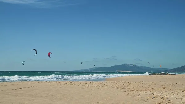 Gimbal shot of people kiteboarding in Tarifa, Spain during sunny day — Stock Photo, Image