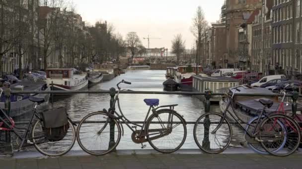 Gimbal tiro de bicicletas cerca del canal en el puente en tiempo nublado — Vídeos de Stock