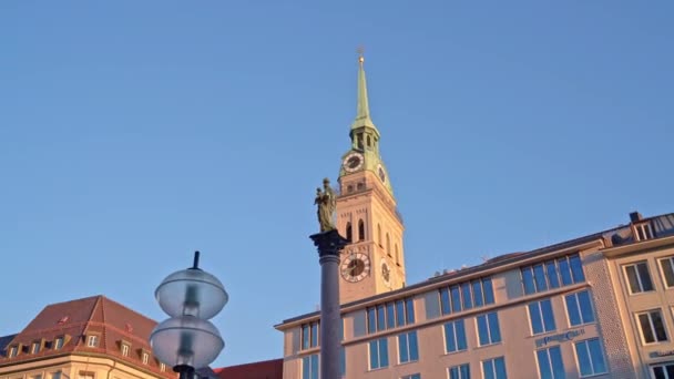 Gimbal toma en tiempo real del New Town Hall en Marienplatz el centro de la ciudad de Munich. El ayuntamiento son símbolos de la ciudad, Alemania . — Vídeos de Stock