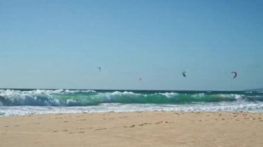 Güneşli bir günde Tarifa İspanya 'da uçurtma sörfü yapan insanları çekiyoruz.