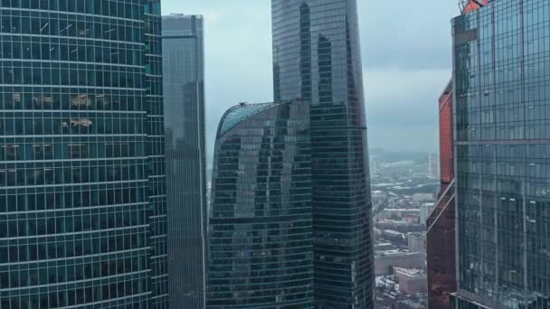 Снимки московских небоскребов с беспилотника в облачный зимний день — стоковое видео