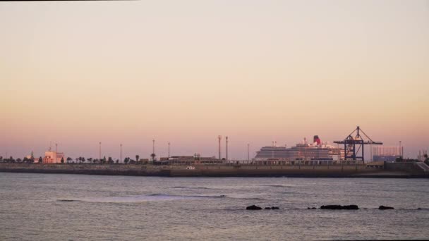 Gimbal de Muelle de Cádiz y un crucero saliendo de la bahía — Vídeos de Stock