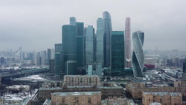 Drohnenaufnahmen von Moskauer Wolkenkratzern an bewölkten Wintertagen — Stockvideo