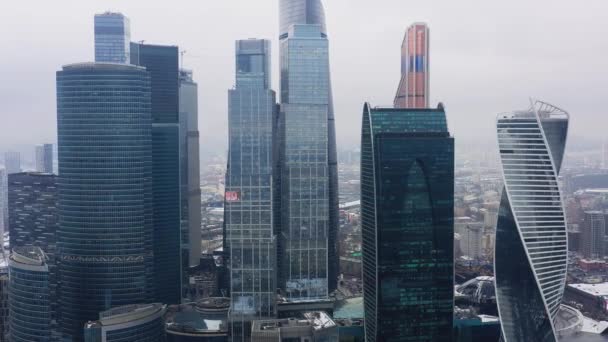 Aerial drone shot of Moscow city rascacielos en día nublado invierno — Vídeo de stock