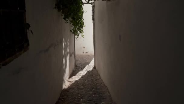 Promenader längs tomma gator i Granada stad, Spanien, Gimbal skott. — Stockvideo