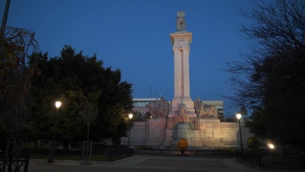 Pán lövés balról jobbra a szimbolikus Column Cadiz Spanyolországban — Stock videók