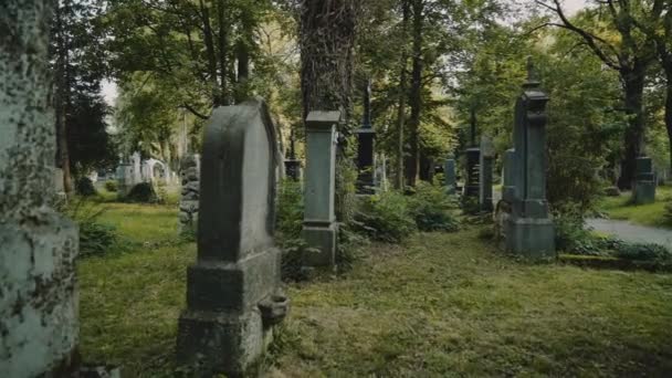 Mysteriöser Spaziergang um Gräber auf dem alten europäischen Friedhof. Das Konzept des Grauens. Zeitlupe. — Stockvideo