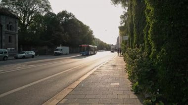 Münih, Almanya - 10 Kasım 2018: Günün sonunda Münih 'te seyahat edenler, Almanya' nın Münih kentindeki en popüler ulaşım türüdür.