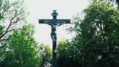 Avrupa 'nın eski mezarlığında Misterious Yürüyüşü.