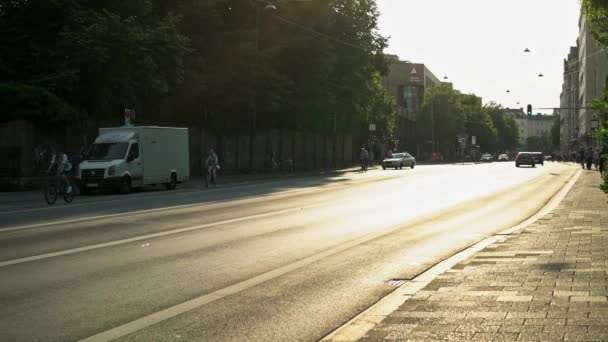 MUNICH, ALEMANIA - 10 DE NOVIEMBRE DE 2018: Commuters in Munich at the end of the day, bike is the most popular type of transport in Munich, Germany. Moción lenta — Vídeo de stock