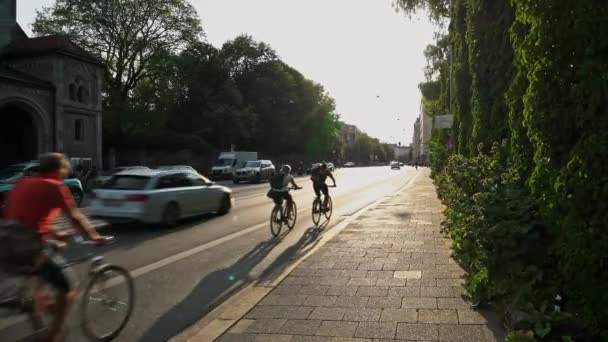 München, Duitsland - 10 november 2018: Woonwerkverkeer in München aan het eind van de dag, fiets is de meest populaire vorm van vervoer in München, Duitsland — Stockvideo