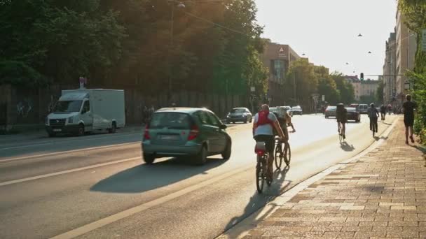 MUNICH, ALEMANIA - 10 DE NOVIEMBRE DE 2018: Commuters in Munich at the end of the day, bike is the most popular type of transport in Munich, Germany — Vídeos de Stock