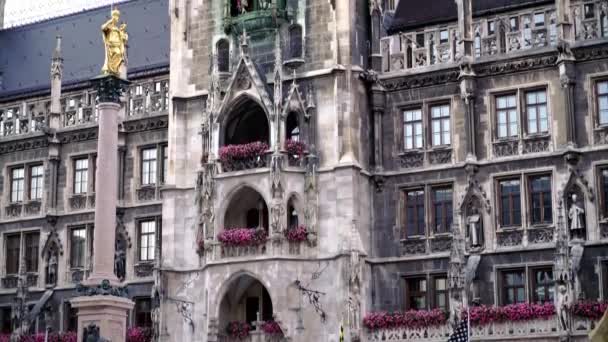 Gimbal Echtzeit-Aufnahme der Fassade des Neuen Rathauses am Marienplatz in der Münchner Innenstadt. Das Rathaus ist das Symbol der Stadt, Deutschland. — Stockvideo