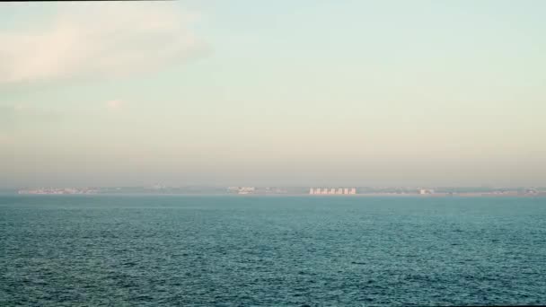 Gimbal de vista al mar con edificios en el horizonte en Cádiz, España — Vídeos de Stock